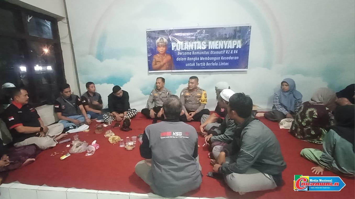Polantas Bondowoso mengedukasi pengendara dalam program Polantas Menyapa pada Operasi Zebra Semeru 2025