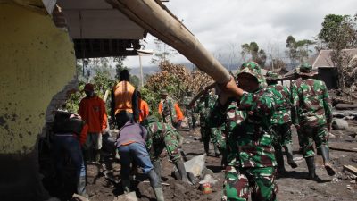 Personel Satgas membersihkan rumah warga terdampak erupsi Semeru di Lumajang