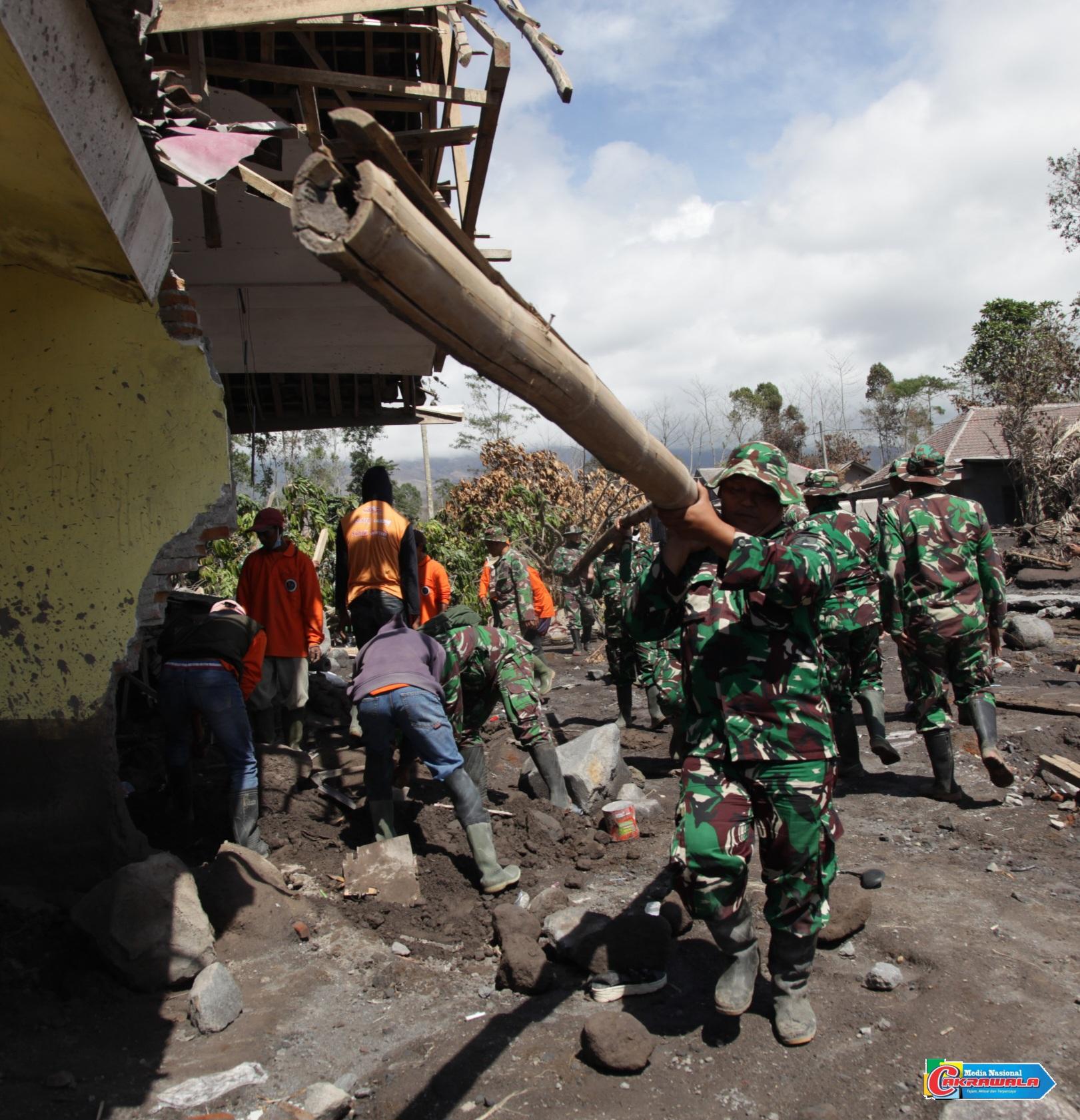 Personel Satgas membersihkan rumah warga terdampak erupsi Semeru di Lumajang