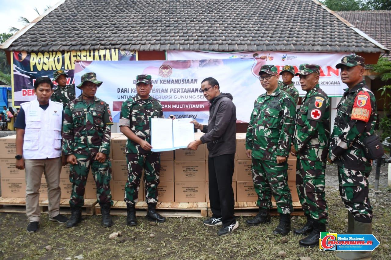 Danrem 083 menyalurkan bantuan obat-obatan dari Menteri Pertahanan untuk korban erupsi Semeru di Lumajang