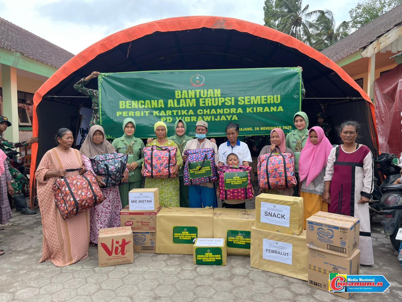 Persit KCK menyalurkan bantuan bagi korban erupsi Gunung Semeru di Lumajang