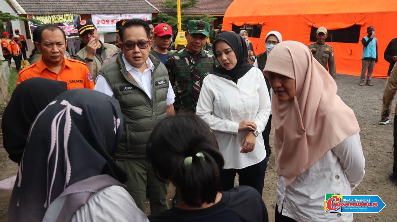 Timwas DPR RI bersama Dandim 0821 Lumajang meninjau penanganan erupsi Semeru dan berdialog dengan pengungsi di Pronojiwo.