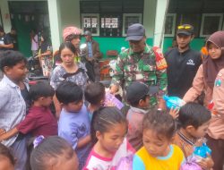 Babinsa Supiturang Dampingi Guru dan Relawan Berbagi Keceriaan untuk Anak-Anak di Pengungsian SDN 04 Supiturang