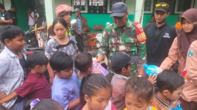 Babinsa Supiturang bersama guru dan relawan berbagi makanan ringan dan mainan untuk anak-anak di pengungsian SDN 04 Supiturang.