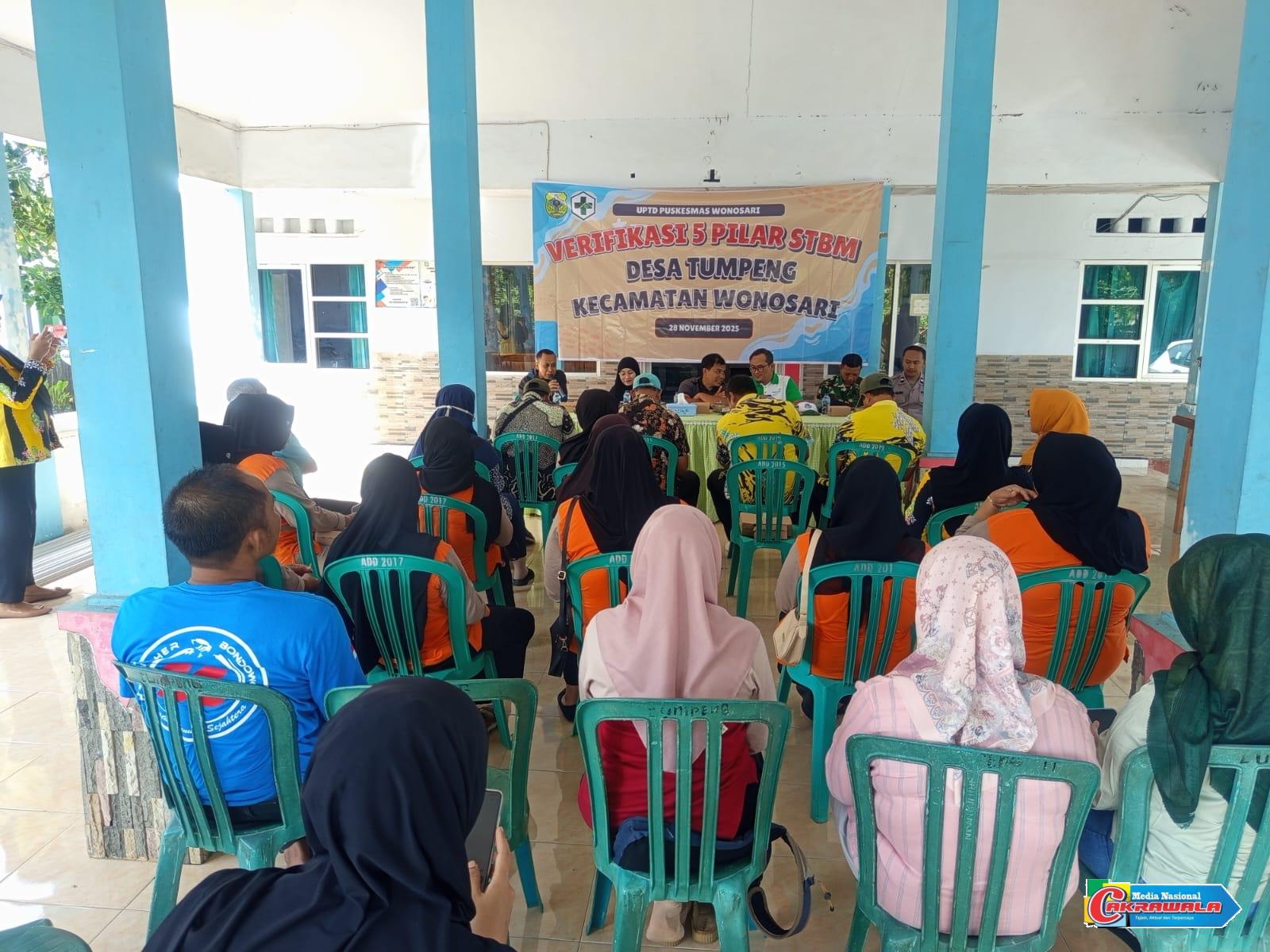 Babinsa dan tim kesehatan melaksanakan Verifikasi STBM Desa Tumpeng untuk mendukung lingkungan sehat.