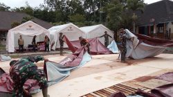 Koordinasikan Penataan Pengungsian, Danramil 07 Randuagung Pimpin Perapian Tenda di SMPN 02 Pronojiwo