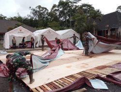 Koordinasikan Penataan Pengungsian, Danramil 07 Randuagung Pimpin Perapian Tenda di SMPN 02 Pronojiwo.