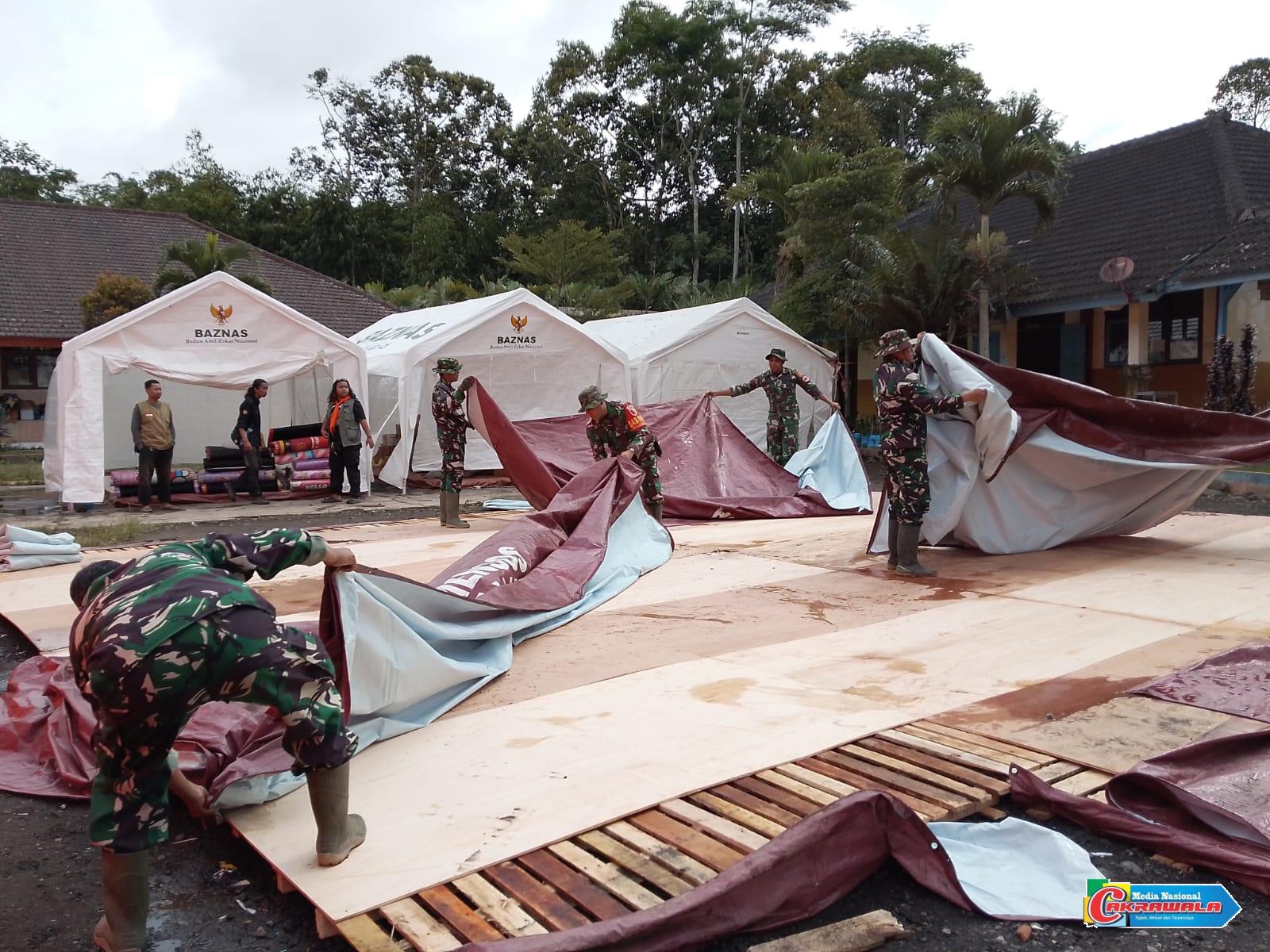 Koordinasikan Penataan Pengungsian, Danramil 07 Randuagung Pimpin Perapian Tenda di SMPN 02 Pronojiwo