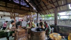 Babinsa 0822 Sertu Johari mendampingi proses produksi UMKM Tahu Azam Barokah di Desa Bandilan, Kecamatan Prajekan.