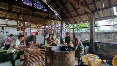 Babinsa 0822 Sertu Johari mendampingi proses produksi UMKM Tahu Azam Barokah di Desa Bandilan, Kecamatan Prajekan.
