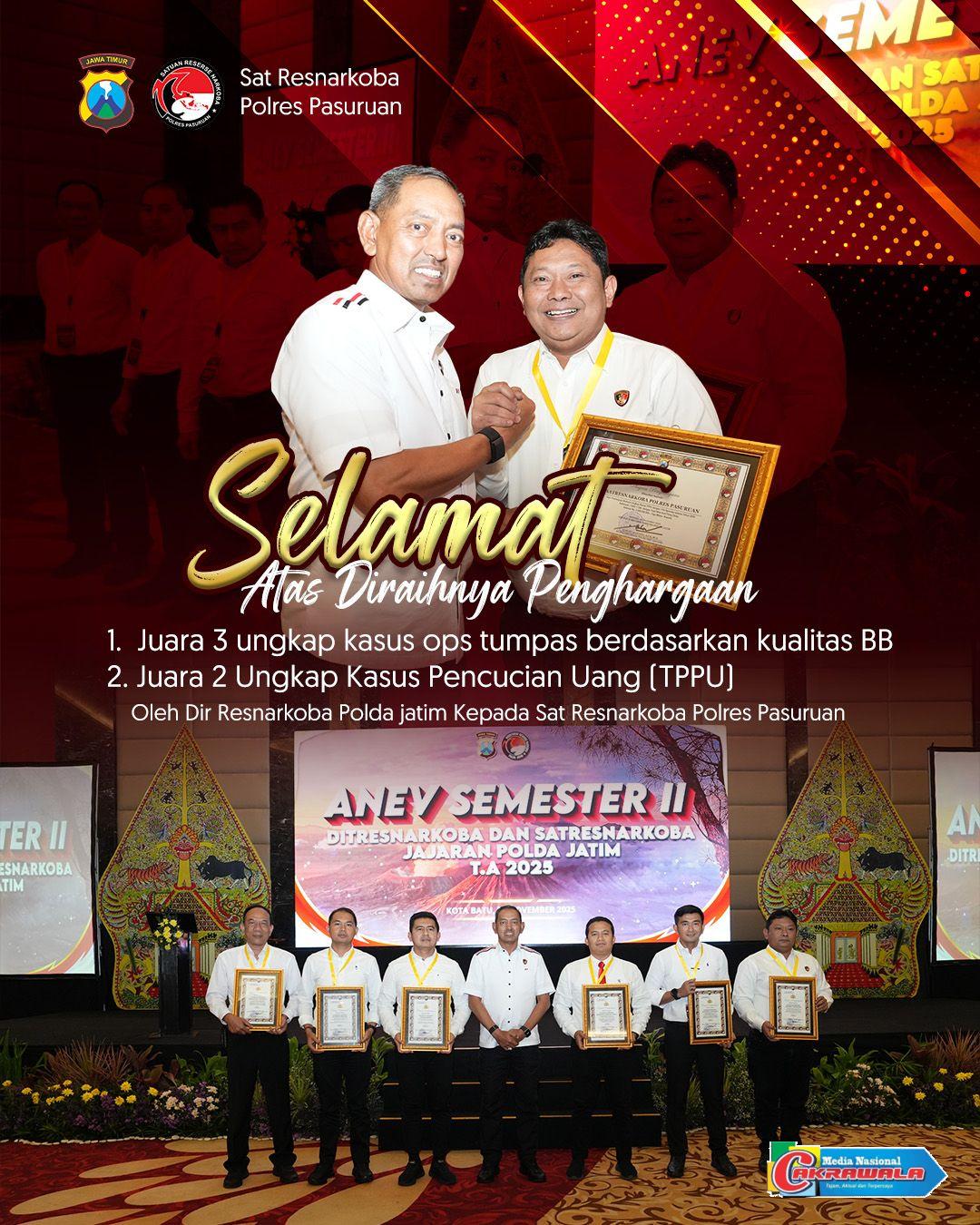 Penyerahan penghargaan kepada Satresnarkoba Polres Pasuruan dalam Anev Polda Jatim Tahun 2025.