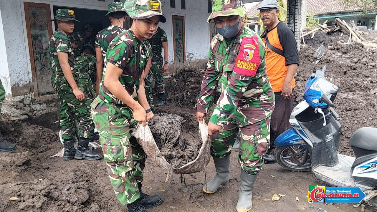 Personel Kodim 0821 melakukan pembersihan rumah warga terdampak erupsi Semeru di Pronojiwo