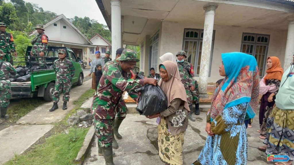 Kodim 0821, Polkes, dan Kesdam V/Brawijaya melakukan pemeriksaan kesehatan serta edukasi kebencanaan kepada warga Supiturang.