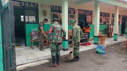 Bati Tuud Koramil Pronojiwo dan Satgas Bersihkan Ruang Kelas untuk Pulihkan Aktivitas Pengungsi