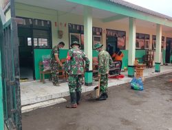 Bati Tuud Koramil Pronojiwo dan Satgas Bersihkan Ruang Kelas untuk Pulihkan Aktivitas Pengungsi