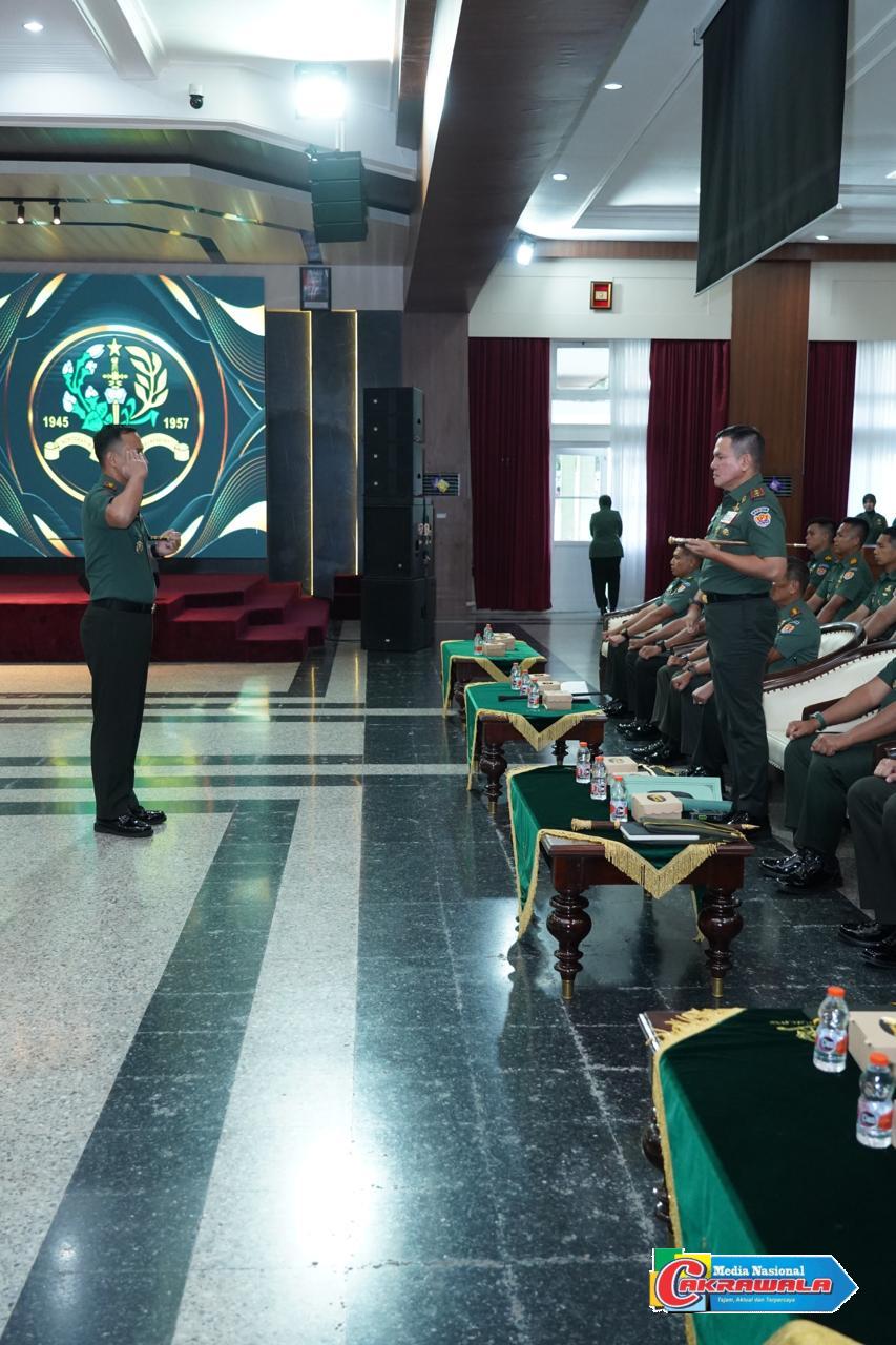 Pengarahan Gubernur Akmil kepada orang tua Prajurit Taruna di Magelang.