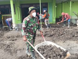Dengan Cangkul dan Arco, TNI Lumajang Kembali Gencarkan Pembersihan Rumah Warga
