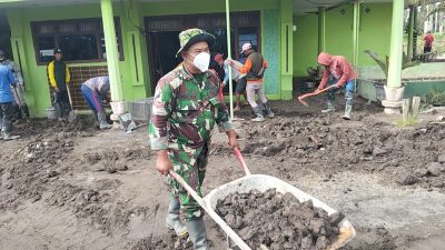 Personel TNI dan relawan membersihkan rumah warga terdampak erupsi Semeru dengan cangkul dan arco.