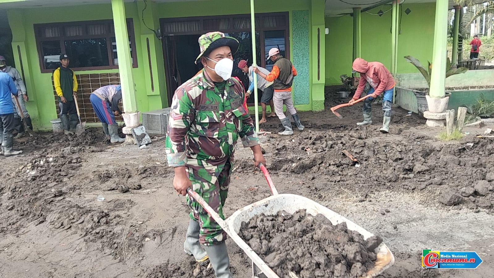 Personel TNI dan relawan membersihkan rumah warga terdampak erupsi Semeru dengan cangkul dan arco.