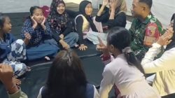 Serda Yayat Sugiyat mendampingi anak-anak pengungsi melalui kegiatan trauma healing.