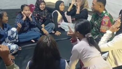 Serda Yayat Sugiyat mendampingi anak-anak pengungsi melalui kegiatan trauma healing.