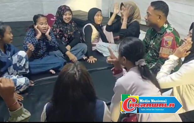 Serda Yayat Sugiyat mendampingi anak-anak pengungsi melalui kegiatan trauma healing.