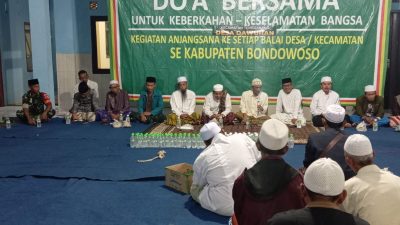 Doa bersama 200 jamaah di Balai Desa Dawuhan bersama Babinsa dan tokoh agama.