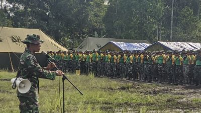 Pasi Ops Kodim 0821 memimpin apel kesiapan prajurit di pos pemulihan Semeru.