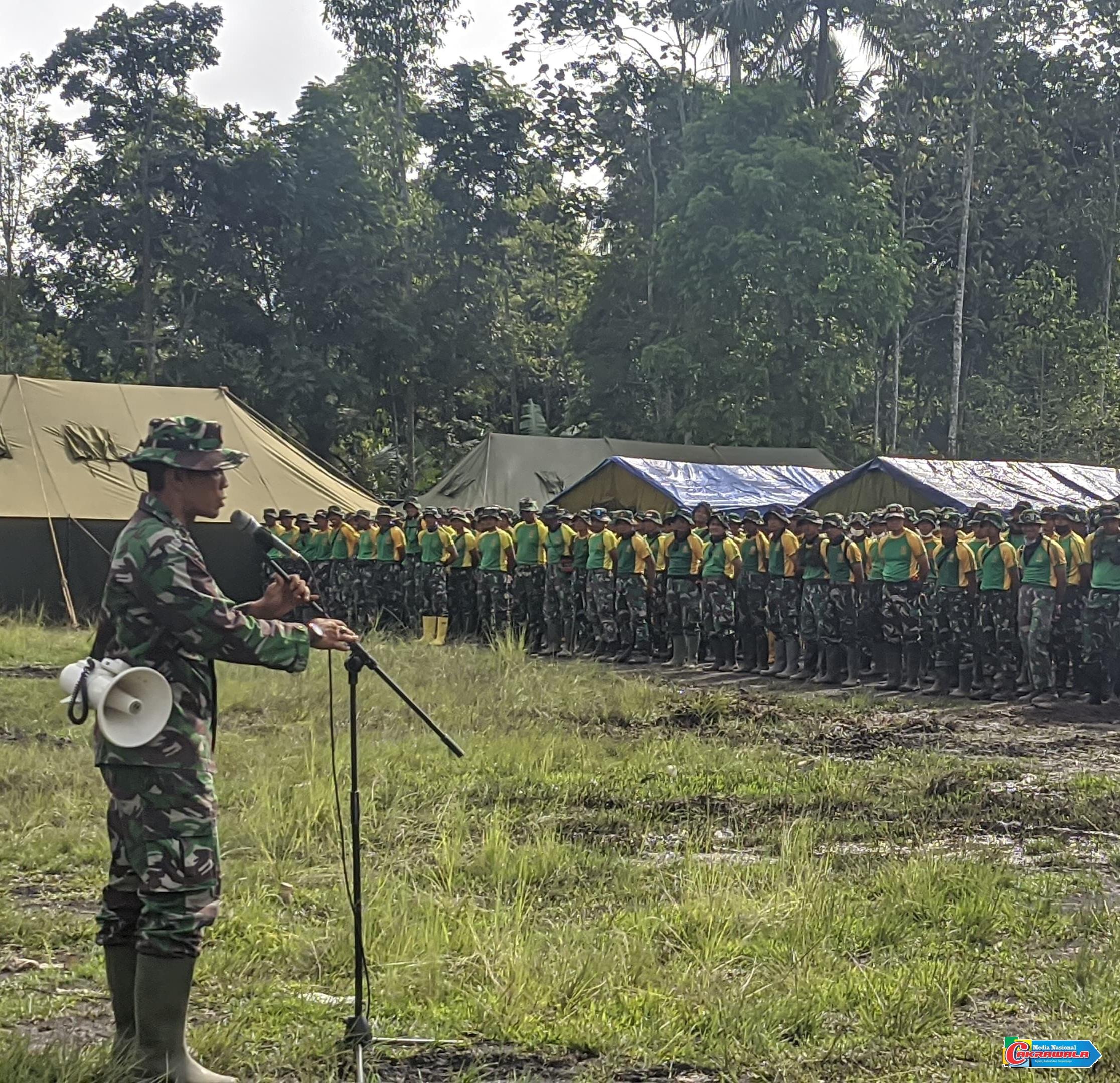 Pasi Ops Kodim 0821 memimpin apel kesiapan prajurit di pos pemulihan Semeru.