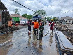 Personel TNI dan Relawan Kembali Pulihkan Pemukiman Terdampak, Pelda Said Pimpin Pembersihan Jalan Utama