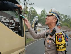 Polres Malang Bagikan Masker ke Pengendara di Perbatasan Lumajang Dampak Erupsi Semeru