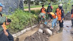 Personel TNI melakukan Normalisasi irigasi Semeru dengan membersihkan selokan di Pronojiwo.