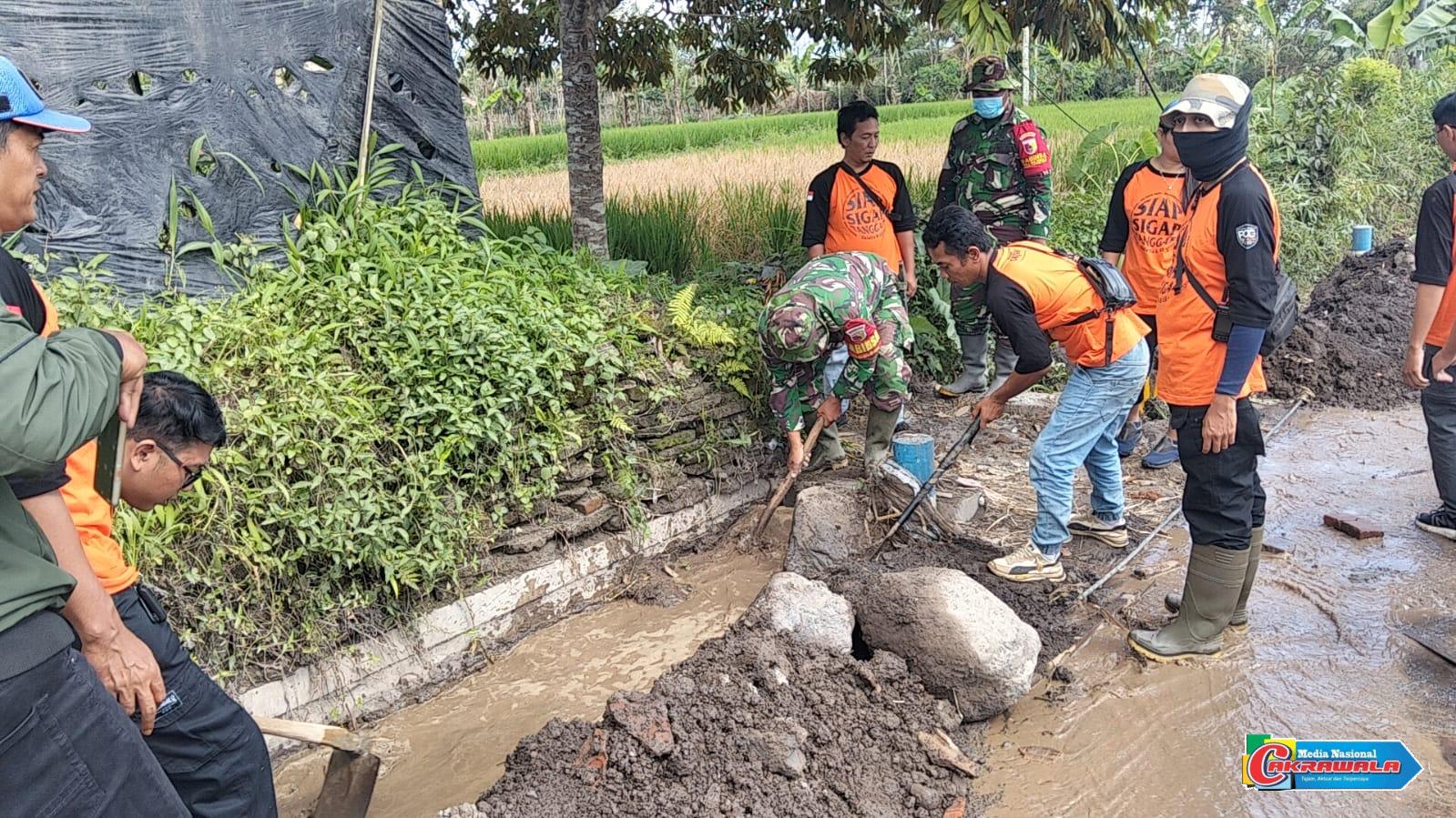 Personel TNI melakukan Normalisasi irigasi Semeru dengan membersihkan selokan di Pronojiwo.