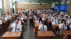 Kapolsek Taman Sari memberi penyuluhan hukum kepada siswa SMK Strada 2 Jakarta Barat.