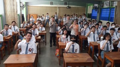 Kapolsek Taman Sari memberi penyuluhan hukum kepada siswa SMK Strada 2 Jakarta Barat.