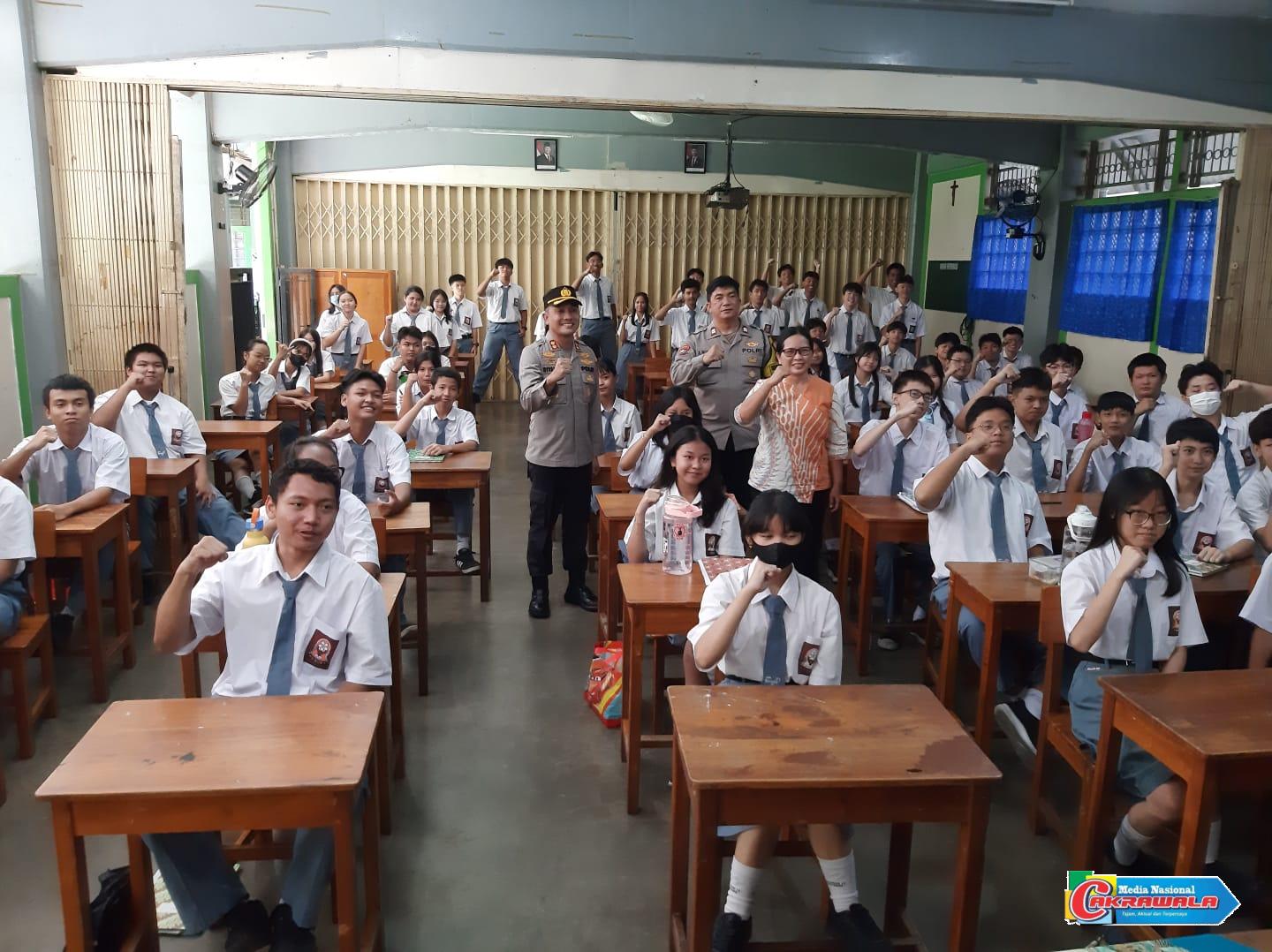 Kapolsek Taman Sari memberi penyuluhan hukum kepada siswa SMK Strada 2 Jakarta Barat.