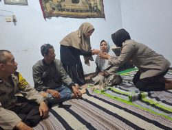 Kasat Binmas Polres Pasuruan Takziah ke Korban Tewas Kecelakaan KA Mutiara Timur di Gununggangsir