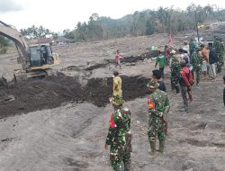 Tim Gabungan TNI Evakuasi Puing Rumah Warga yang Tertimbun Material Vulkanik Semeru