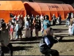 Mengusir Trauma Lewat Permainan: Langkah Humanis Babinsa Oro-Oro Ombo di Pengungsian Semeru