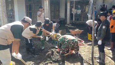TNI Bersihkan Rumah Warga Terdampak Erupsi Semeru, Wujud Kepedulian untuk Pulihkan Kehidupan Masyarakat Supiturang