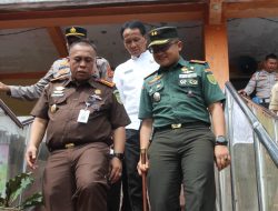 Sinergi Forkopimda: Dandim 0402/OKI-OI Turun Langsung Pasang Stiker Penunggakan di Pasar Kayuagung