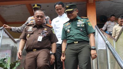 Sinergi Forkopimda: Dandim 0402/OKI-OI Turun Langsung Pasang Stiker Penunggakan di Pasar Kayuagung