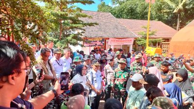 TNI Dampingi Penyerahan Bantuan, Bupati Lumajang Sampaikan Pesan Menyentuh untuk Pengungsi Semeru