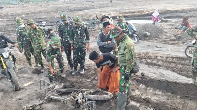 Personel Kodim 0821/Lumajang Intensifkan Pembersihan Lanjutan Material Pasir di Rumah Warga Terdampak Erupsi Semeru