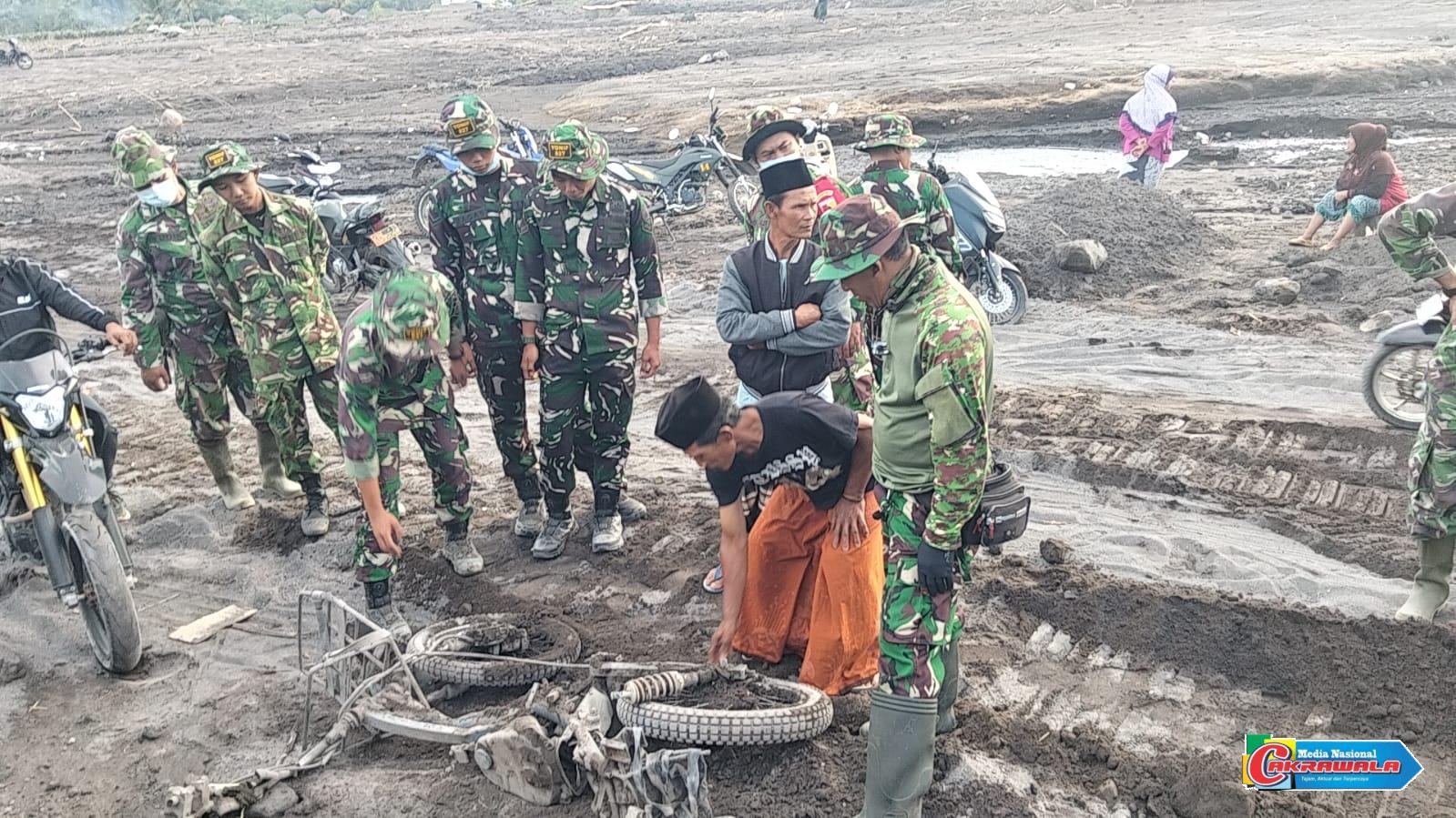 Personel Kodim 0821 Lumajang membersihkan material pasir di rumah warga terdampak erupsi Semeru di Desa Supiturang.