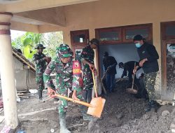 Personel Kodim 0821/Lumajang Percepat Pembersihan Material Pasir di Rumah Warga