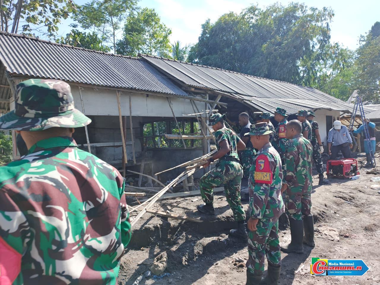 Prajurit TNI membongkar rumah warga terdampak erupsi Semeru di Dusun Gumukmas, Desa Supiturang.