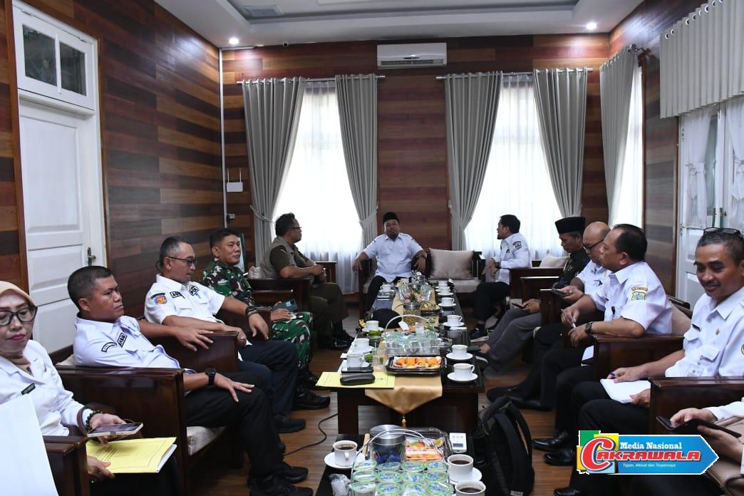 Kasdim 0822 menghadiri rapat koordinasi penanggulangan narkoba di Bondowoso bersama Forkopimda.