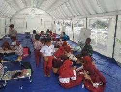 Kembalikan Senyum Anak Semeru, Kodim 0821 Dampingi Trauma Healing Mahasiswa Unej di Sekolah Darurat