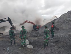 Bati Tuud Koramil Pronojiwo Pimpin Patroli dan Monitoring Pengerjaan Sodetan di Sumbersari Atas